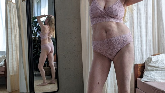 La femme pose dans de beaux sous-vêtements roses en dentelle d'Italie