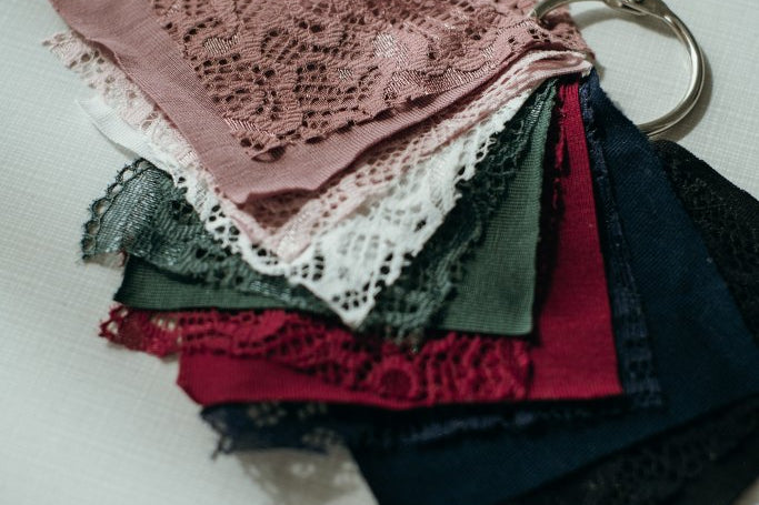 Musterfächer mit verschiedenen Farben und verschiedenen Material