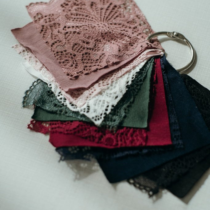 Musterfächer mit verschiedenen Farben und verschiedenen Material