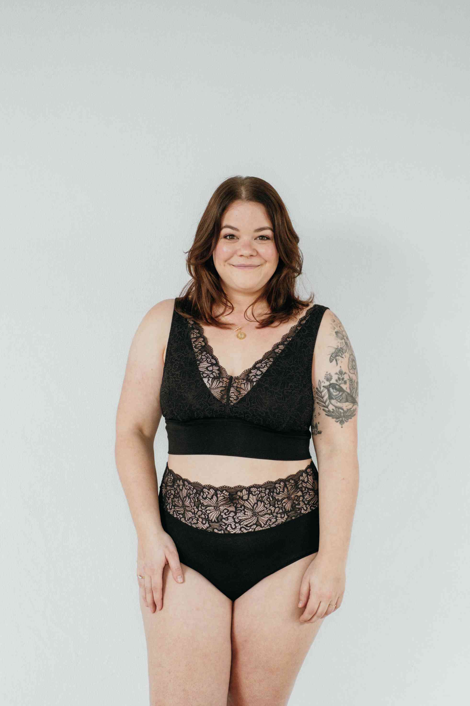 Front view of high-waist slip Nelly and matching bra in black.