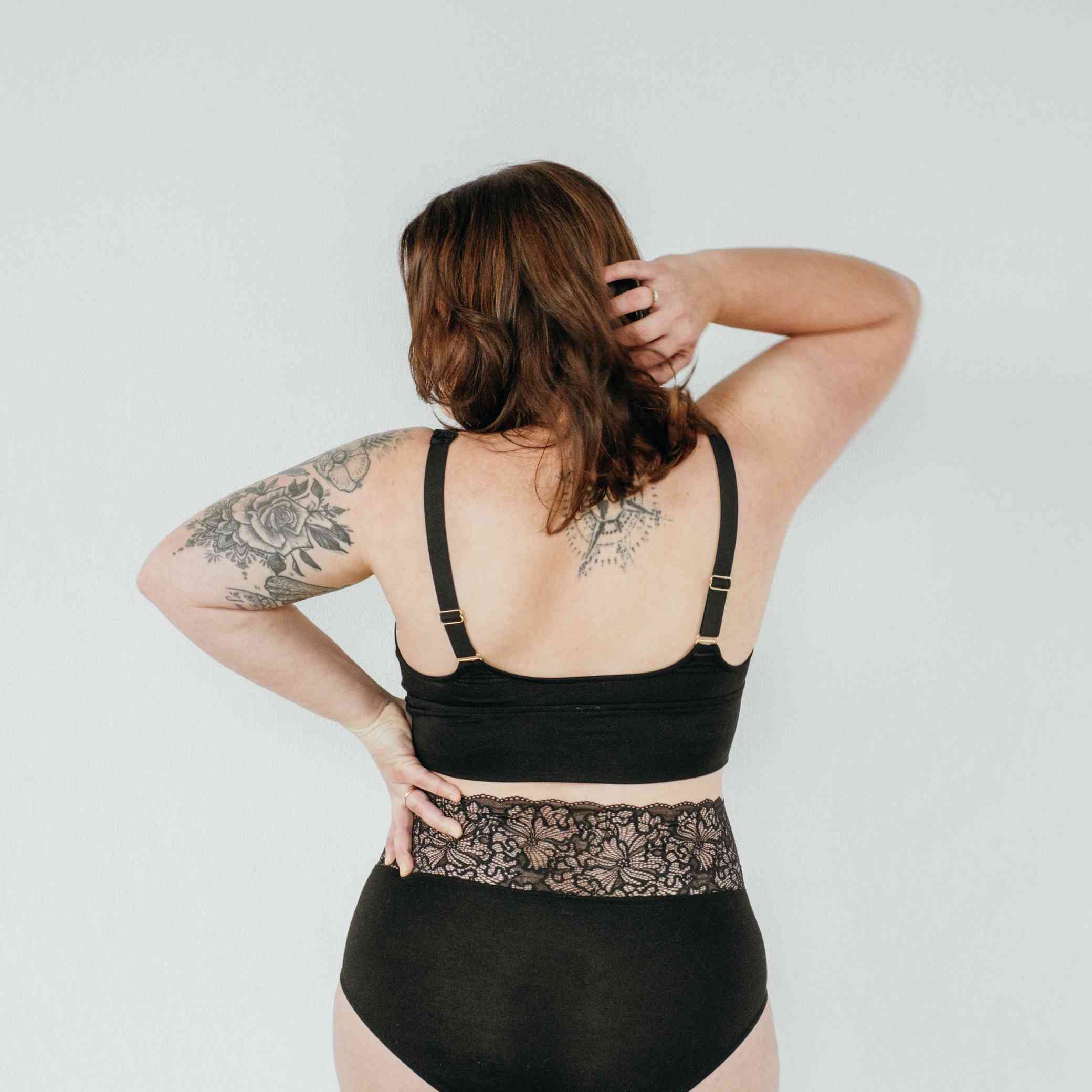 Rückansicht von Bralette für grosse Brüste mit High Waist Slip in Schwarz.