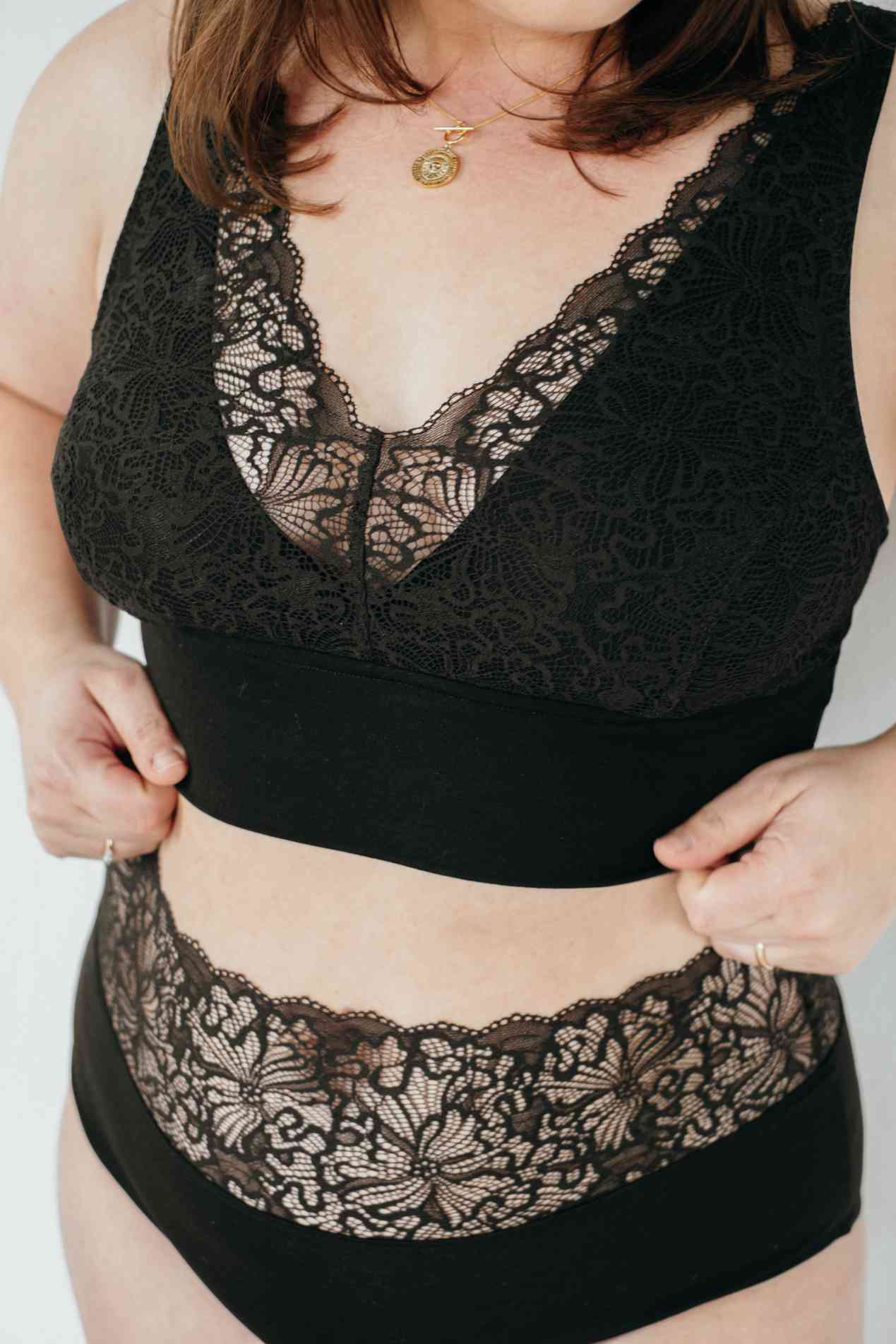 Photo de détail de Bralette noir en dentelle avec un bon support.