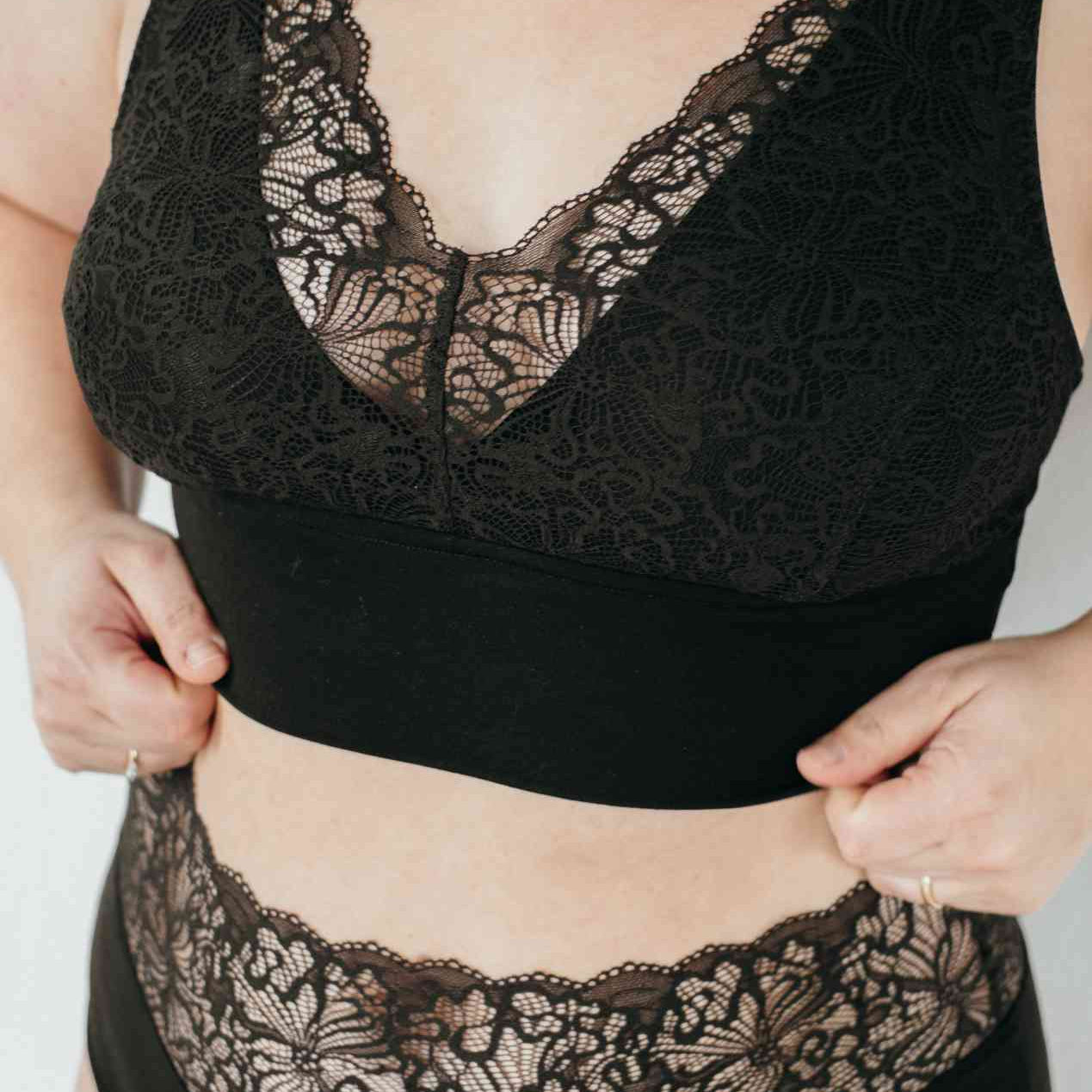Detailaufnahme von schwarzem Bralette aus Spitze mit gutem Support.