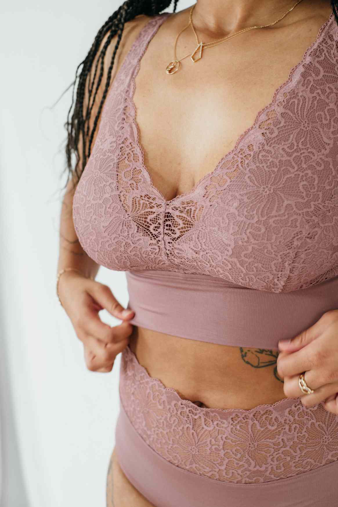 Close-up of Bralette Nelly with Good Support in the color dusky pink.