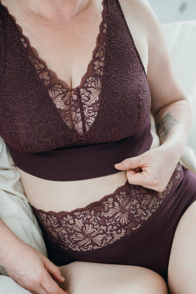 Detailaufnahme vom Nelly Set in der Farbe Aubergine.