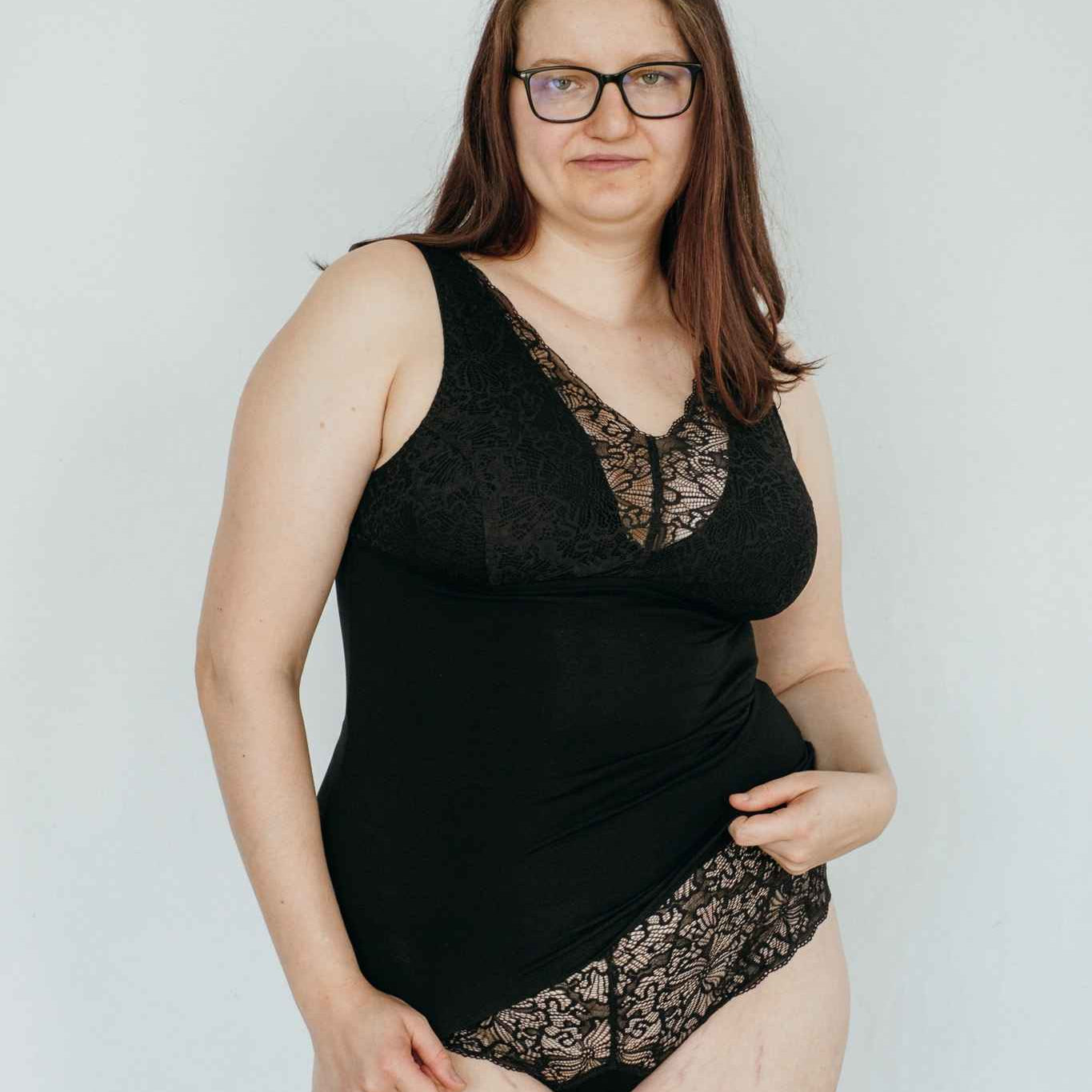 das Model steht und trägt ein Oberteil aus Spitze und Tencel