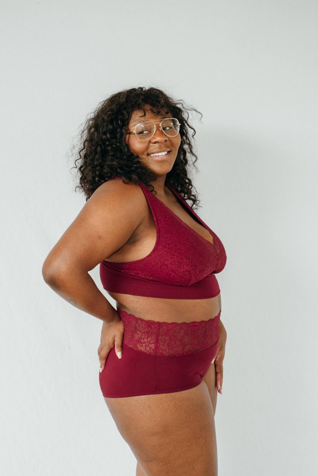 Lace set Nelly consisting of a red bra and comfortable underpants, photographed from the side on a model. 