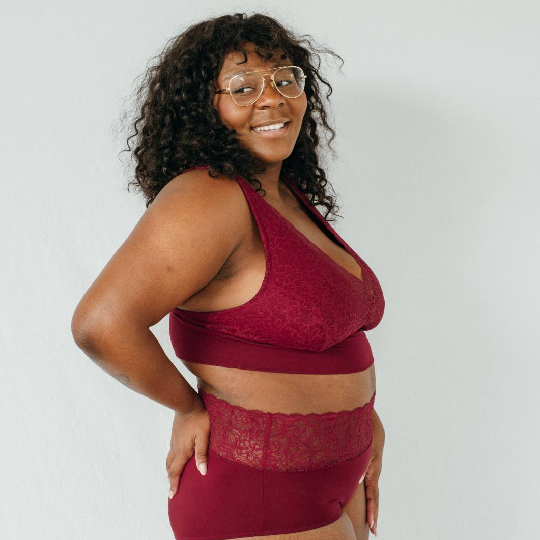 Bralette mit gutem Support und High-Waist Slip in Dunkelrot, seitlich fotografiert.