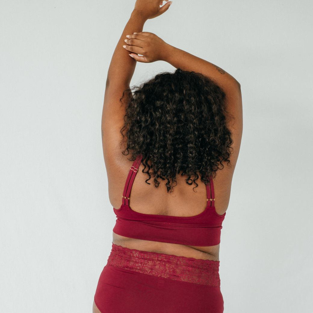Bralette und High Waist Slip Nelly aus nachhaltiger Spitze und Tencel in Dunkelrot.