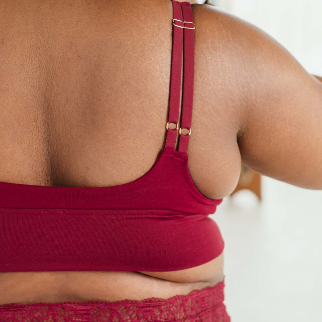 Detailaufnahme Rücken von Bralette und passenden Slip in Rubinrot.