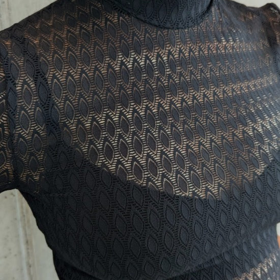 Detailaufnahme vom tropfenförmigen Spitzendesign für unser Paula Spitzenpulli.