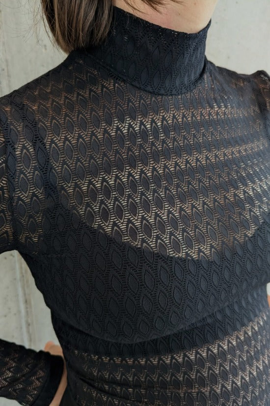 Detailaufnahme vom tropfenförmigen Spitzendesign für unser Paula Spitzenpulli.