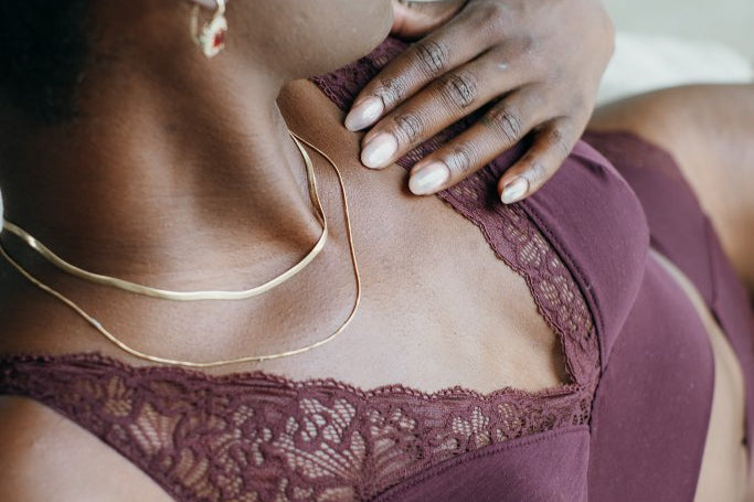 Detailaufnahme vom Sophie Bralette in der Farbe Aubergine, um die Farbe und die Spitze genauer zu zeigen.