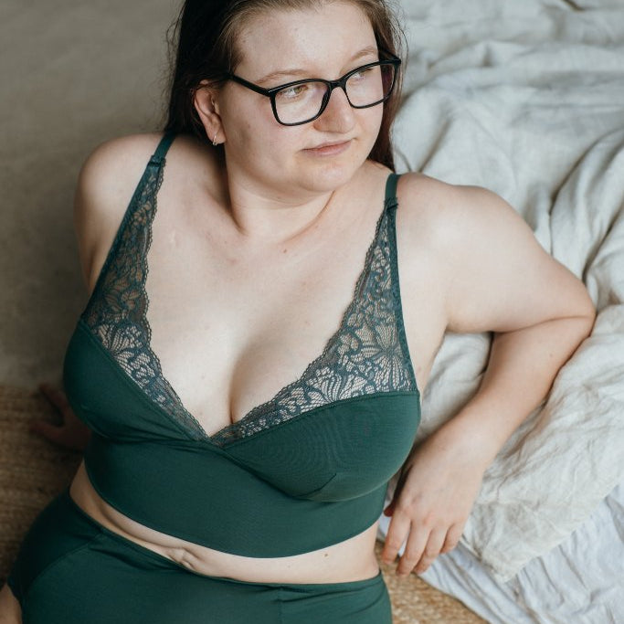 die Frau trägt das Sophie Set aus einer Unterhose und einem Büstenhalter in der Farbe jade grün