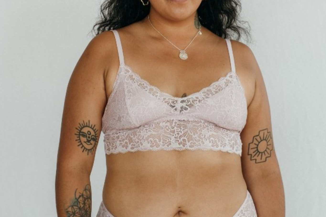 Die Frau tägt schöne Unterwäsche aus einer Unterhose und einem Bralette aus Spitze und unterlegtem Tencel