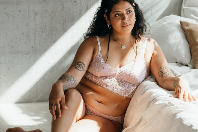 das Model trägt das Vivi Set aus einem Büstenhalter mit herausnehmbaren Pads für mehr Support