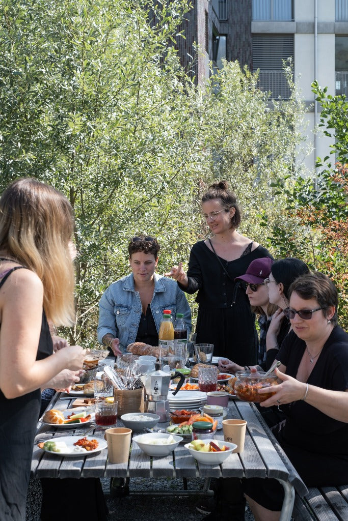 Die Sisterhood Frauen haben Lunch zusammen 