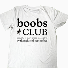 Mock-up Bild vom Boobs Club T-Shirt in weiss von der Rückseite mit dem Boobs Club Schriftzug.