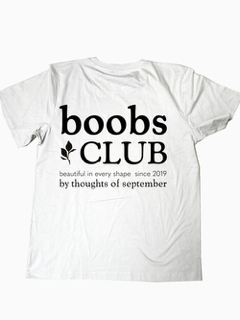 Mock-up Bild vom Boobs Club T-Shirt in weiss von der Rückseite mit dem Boobs Club Schriftzug.