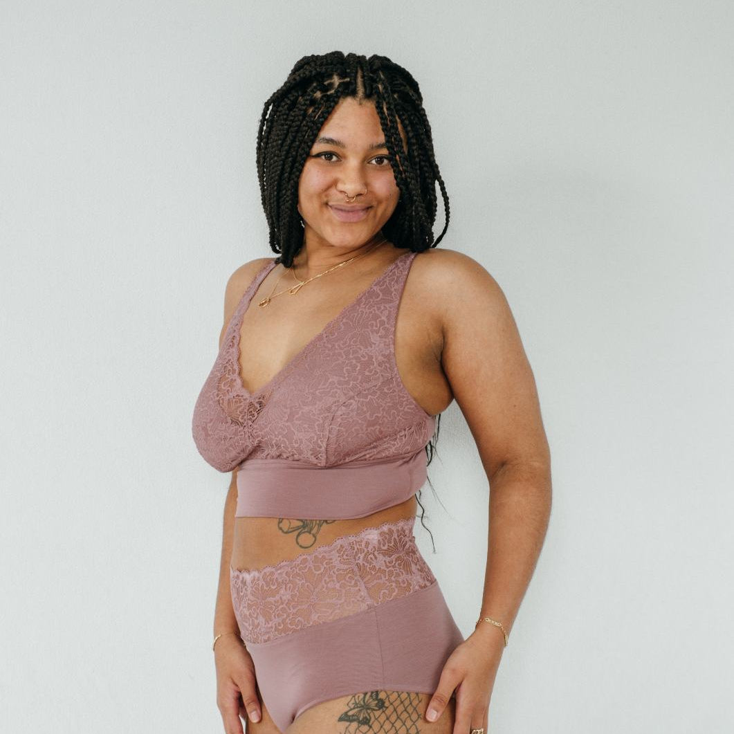 Bralette und Hochgeschnittener Slip Nelly in Altrosa, seitlich fotografiert. 