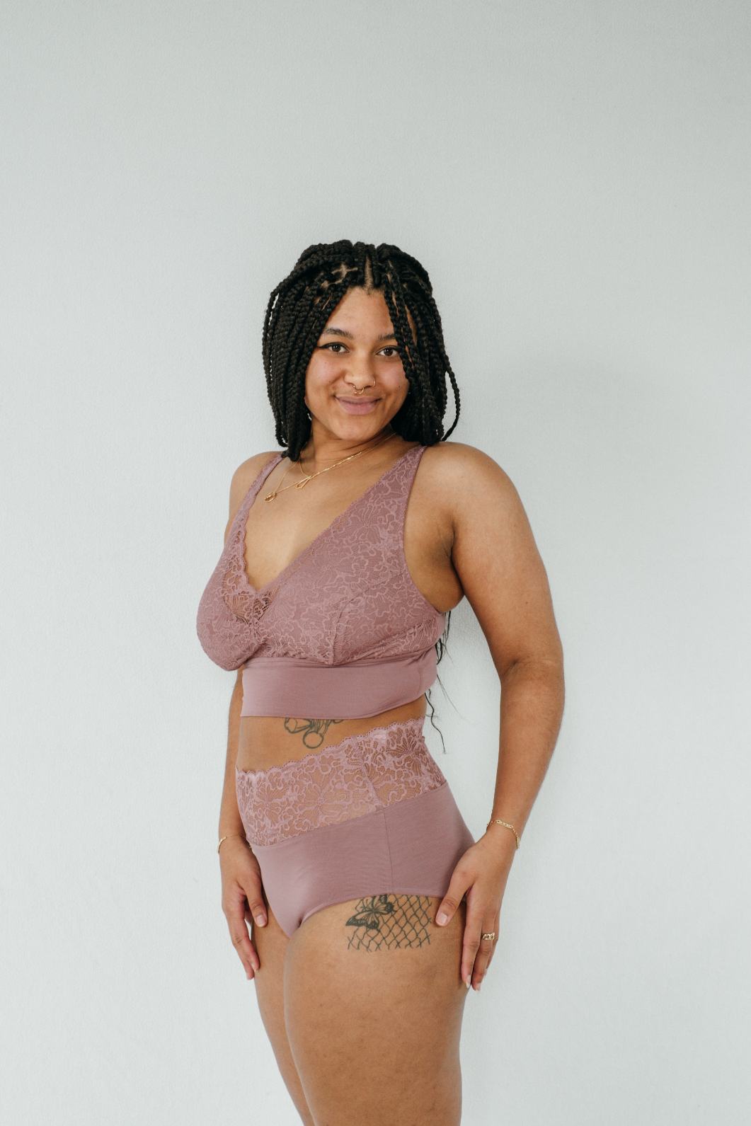 Bralette und Hochgeschnittener Slip Nelly in Altrosa, seitlich fotografiert. 