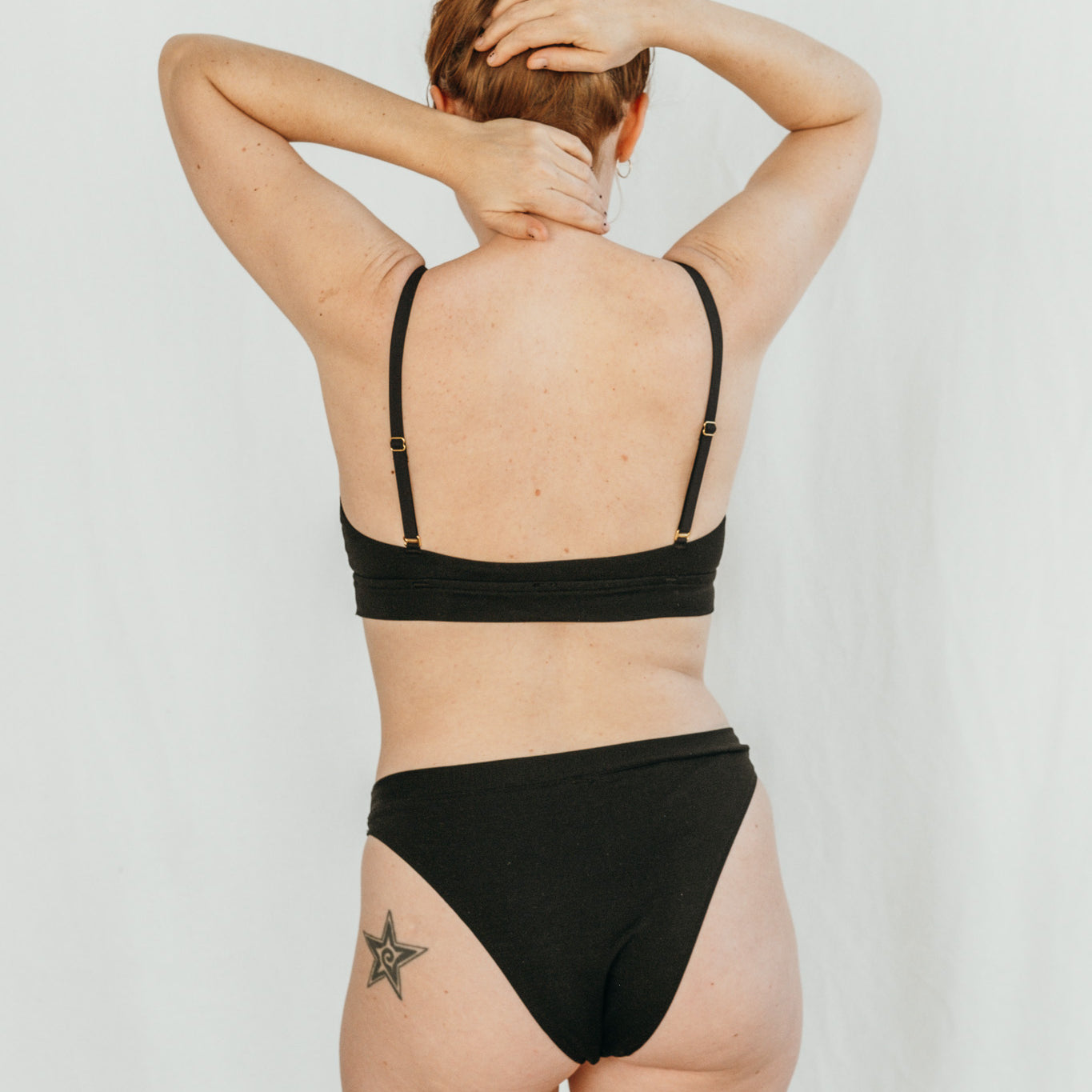 Frau Basic BH und Unterhose in schwarz.
