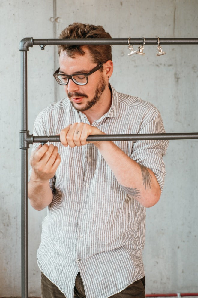 Mischa baut die Kleiderstange von thoughts of september auf.