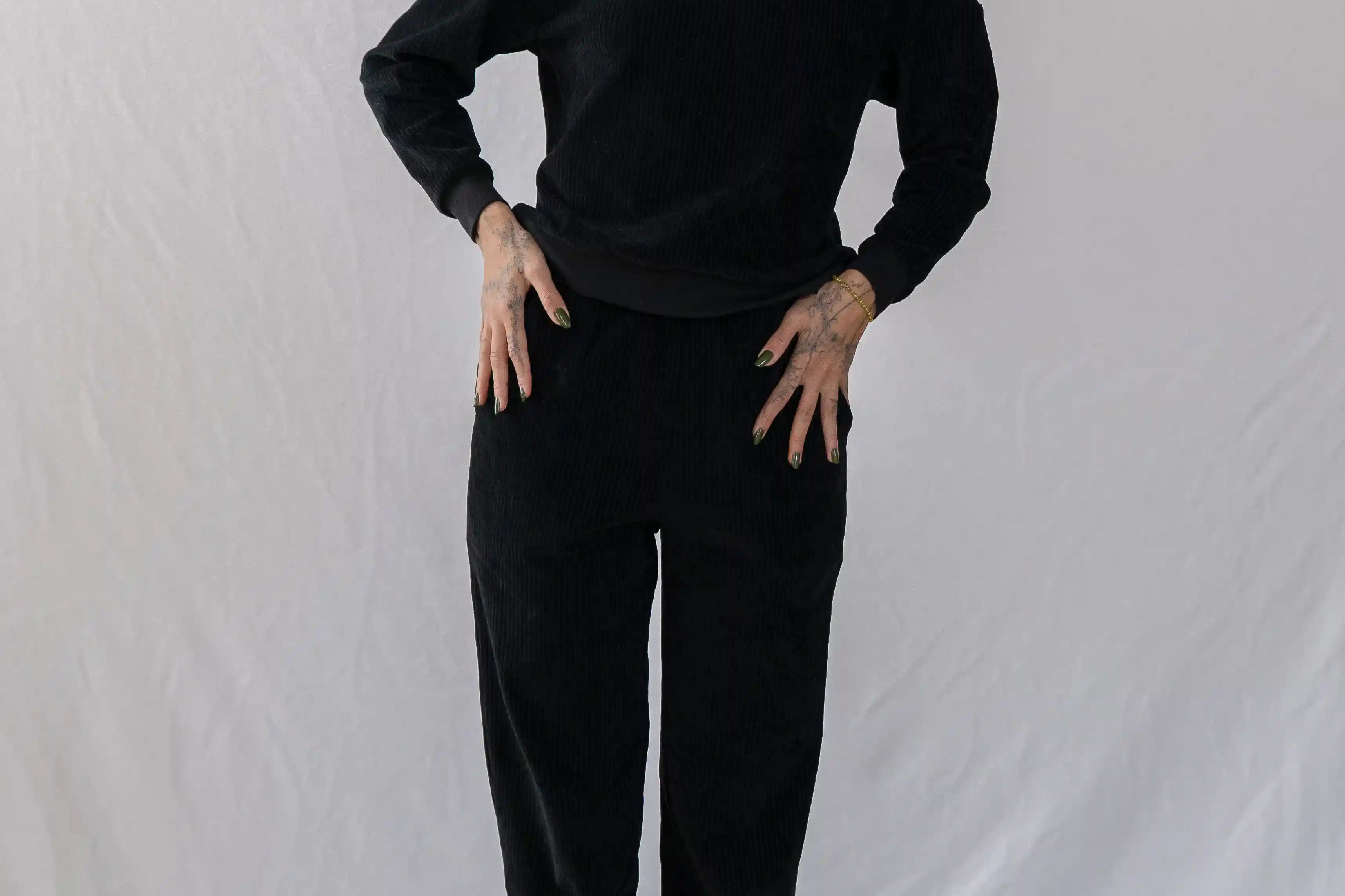 Kelly Hose und Chloé Pulli - gemütliche Kleidung aus schwarzem Cord von thougts of september