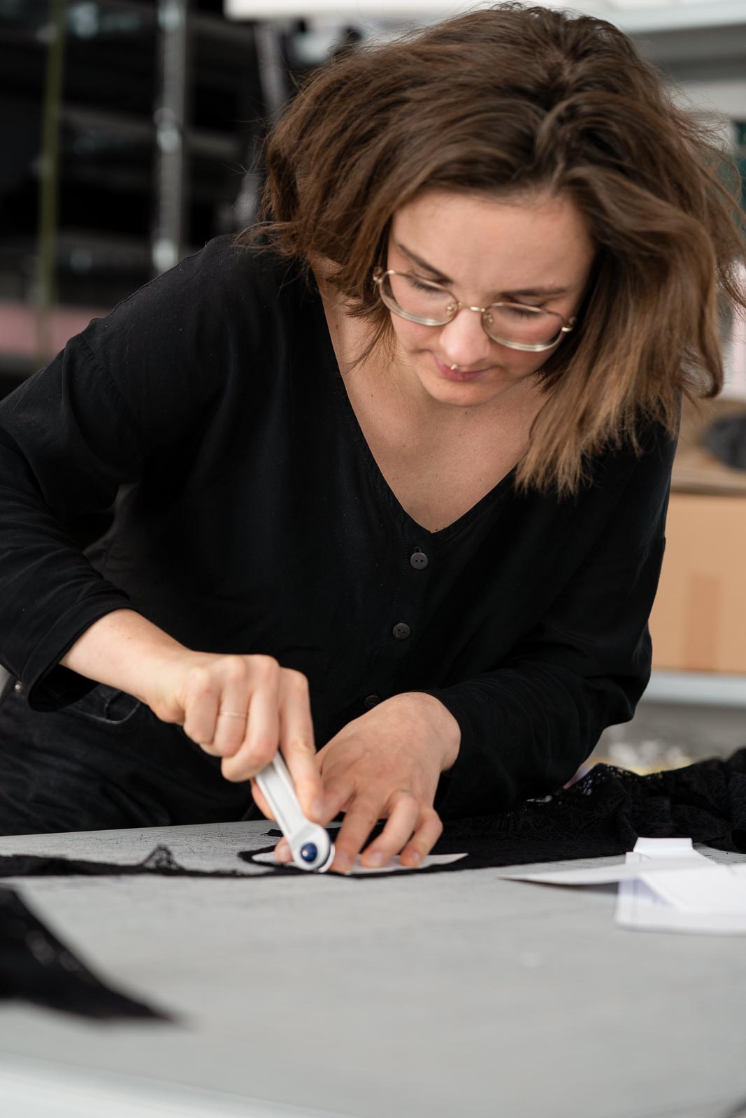 Zippora schneidet die Unterwäsche aus nachhaltiger Spitze von thoughts of september zu.