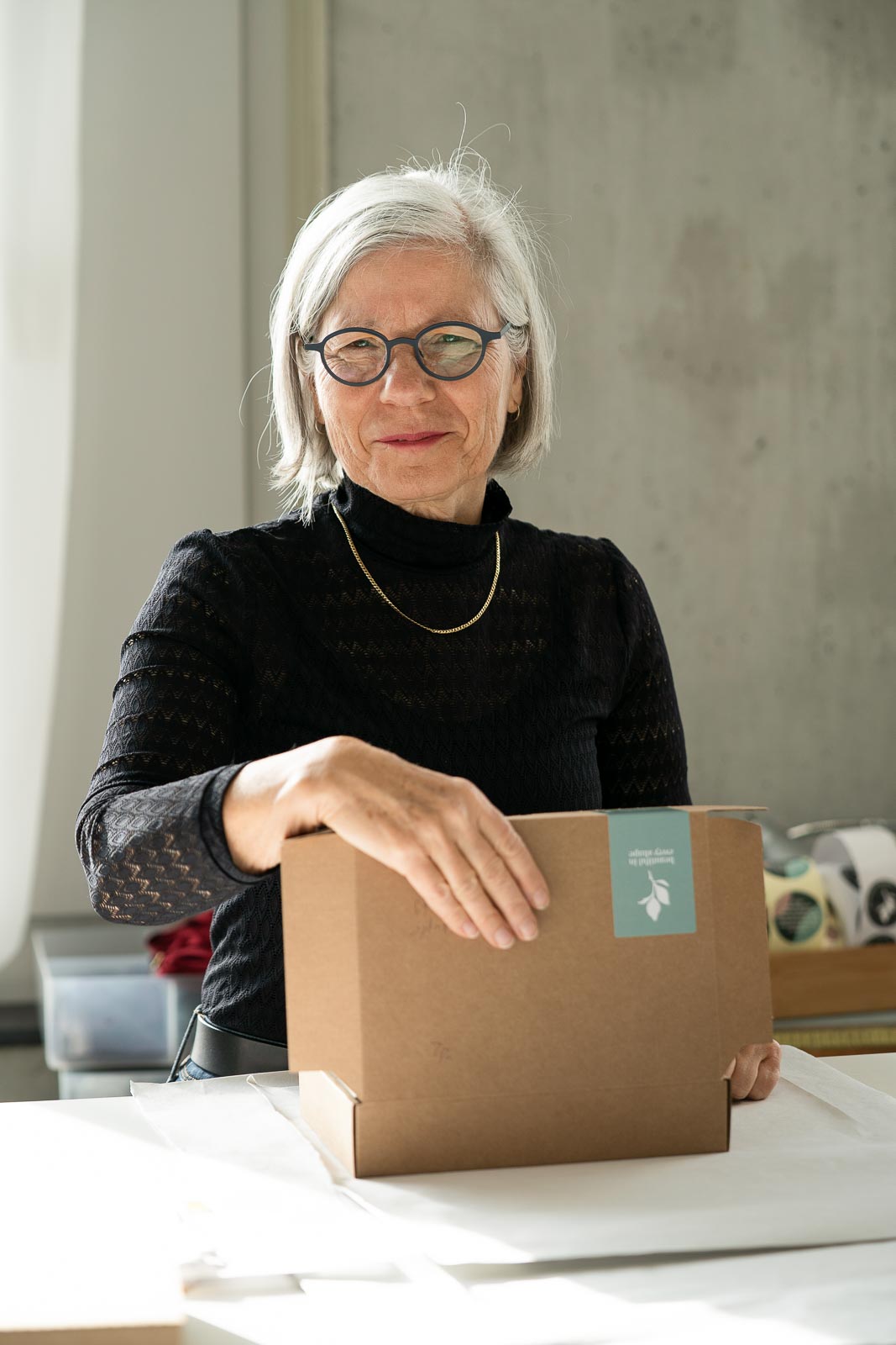 Erica emballe ta commande afin que tes sous-vêtements durables te parviennent en toute sécurité.