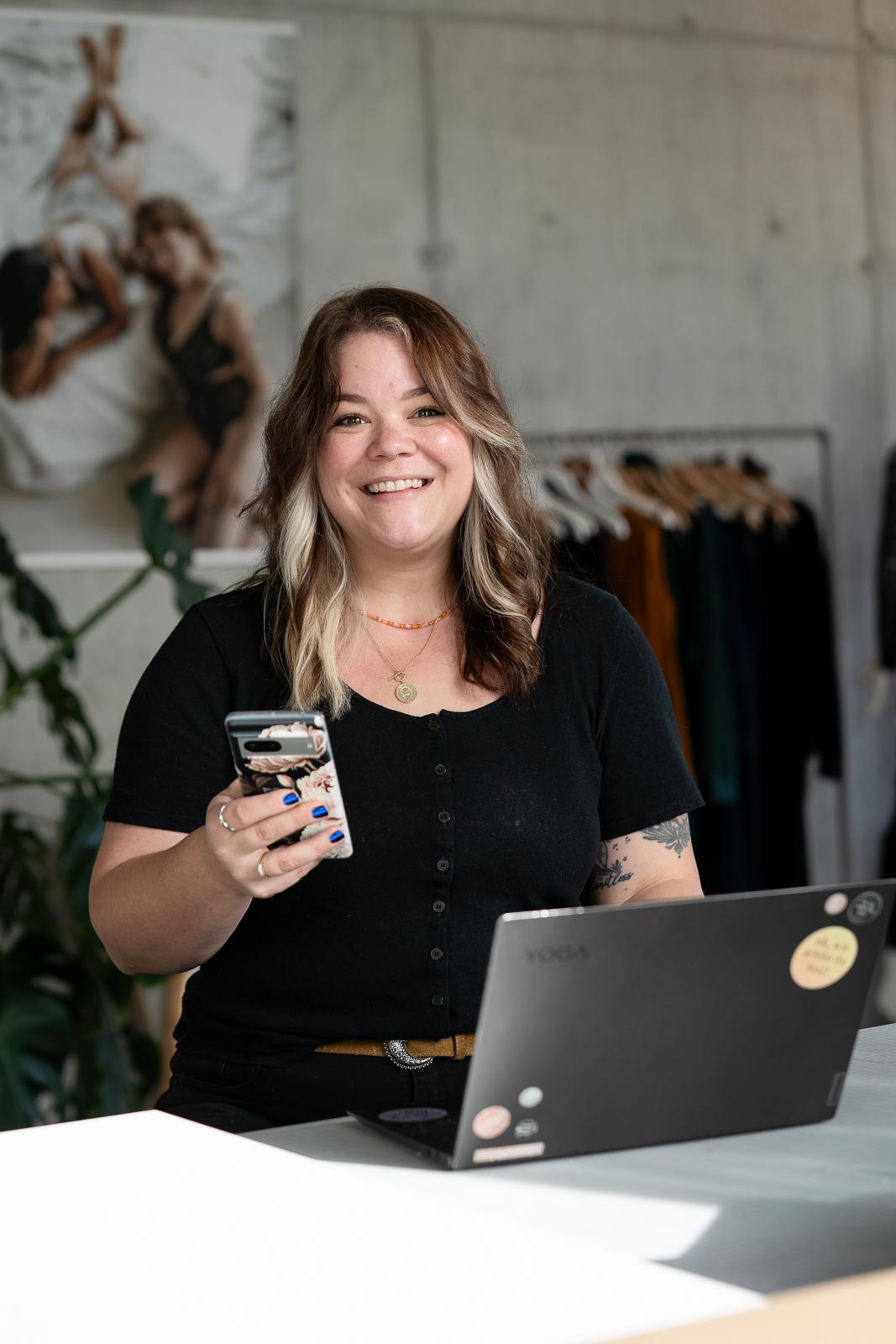 Jessica travaille en coulisses sur les réseaux sociaux et notre site web.