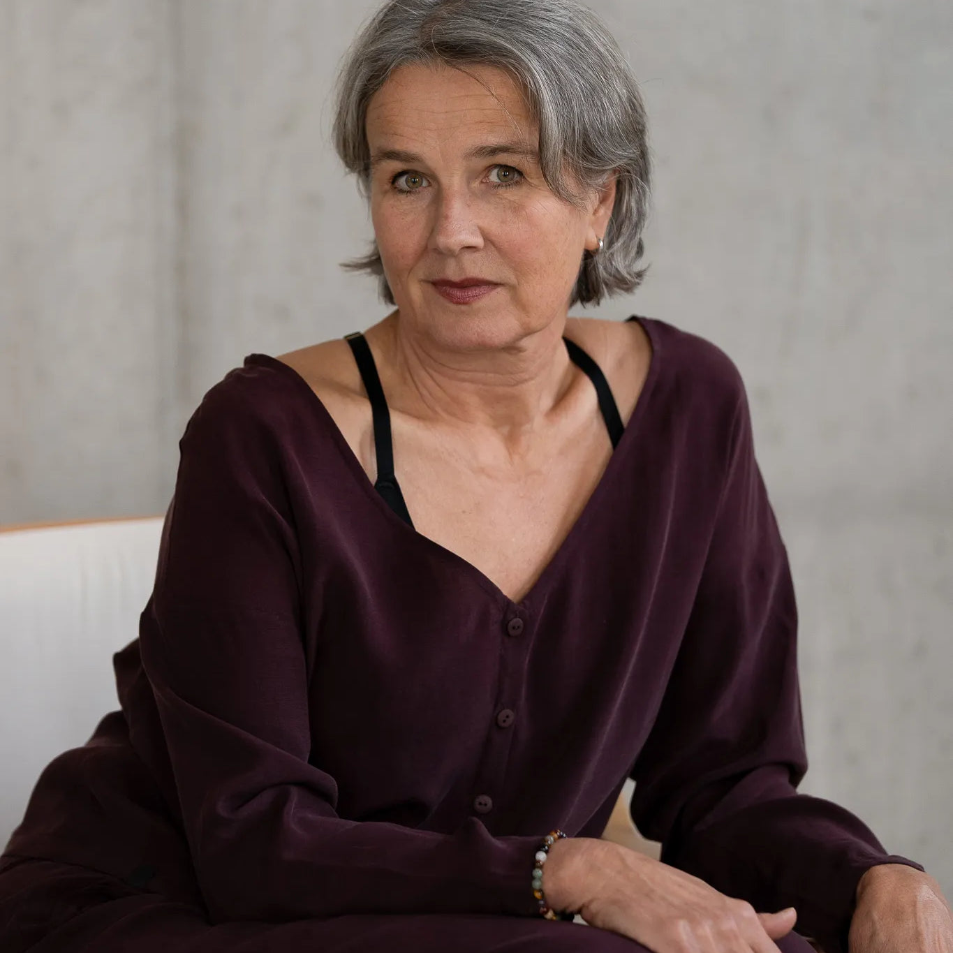 Bluse in Aubergine, Dunkelviolett von thoughts of september in der veganen Seide