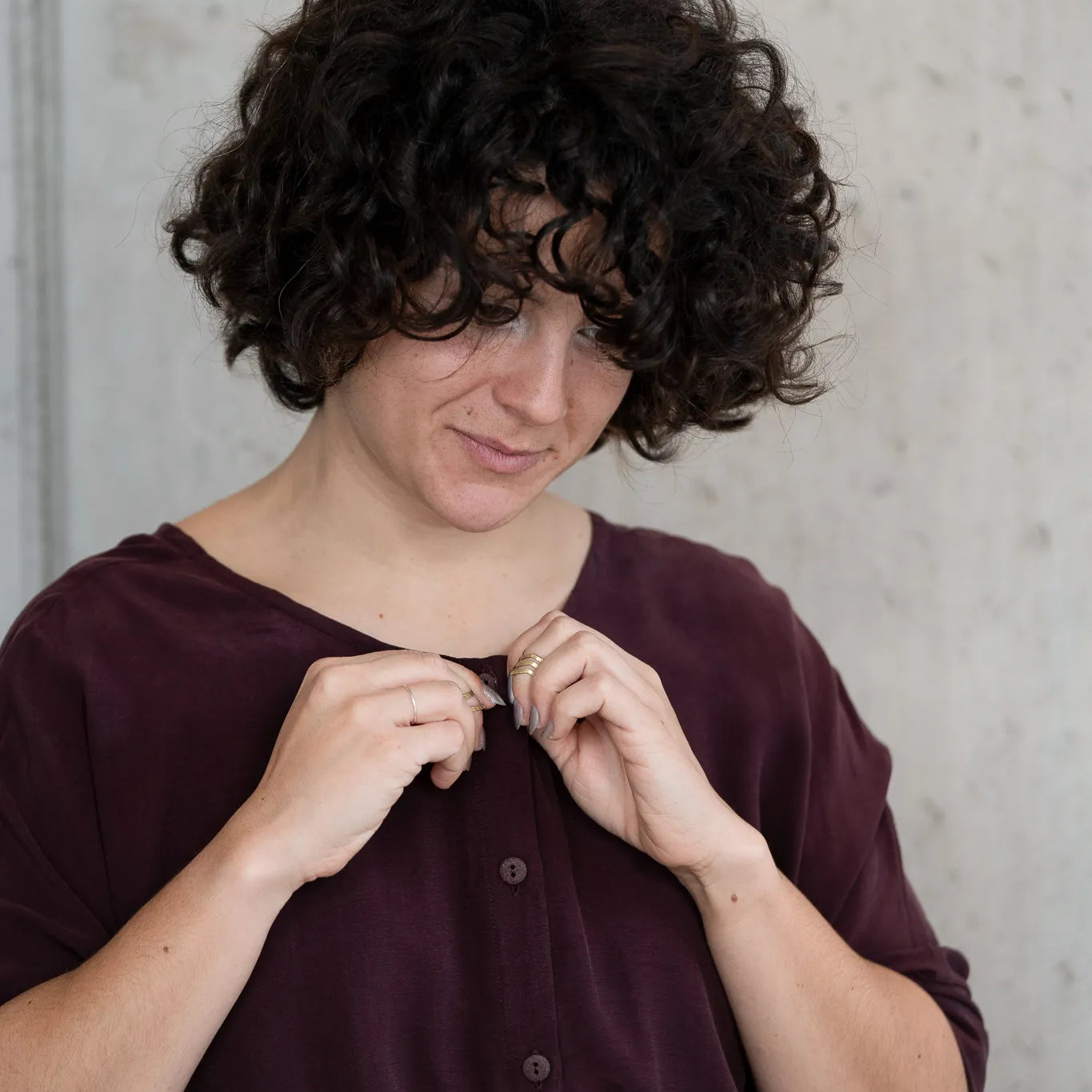 Kleid "kim" von thoughts of september in dunkelviolettem Stoff aus Cupro, der veganen Seide