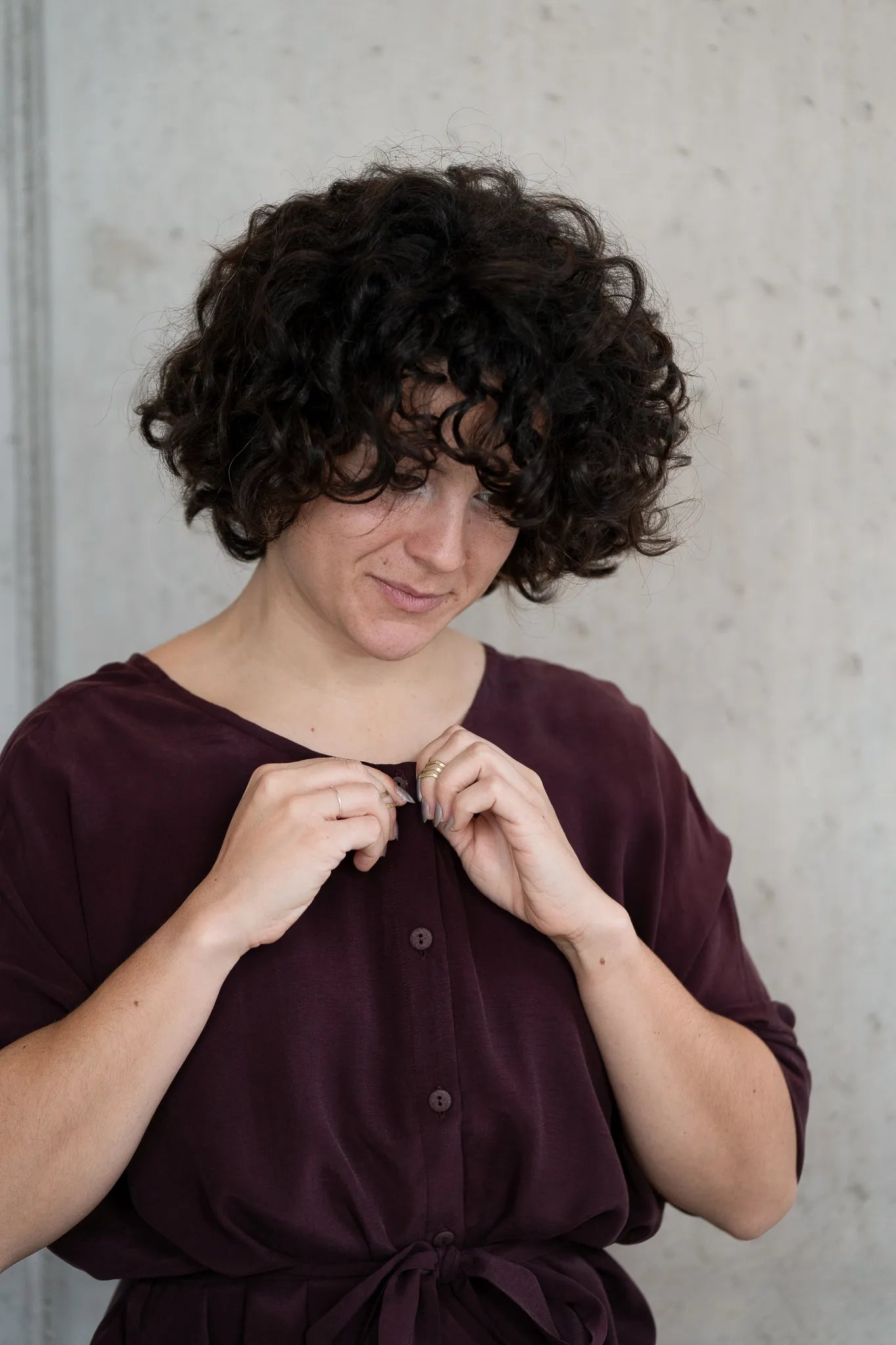 Kleid "kim" von thoughts of september in dunkelviolettem Stoff aus Cupro, der veganen Seide