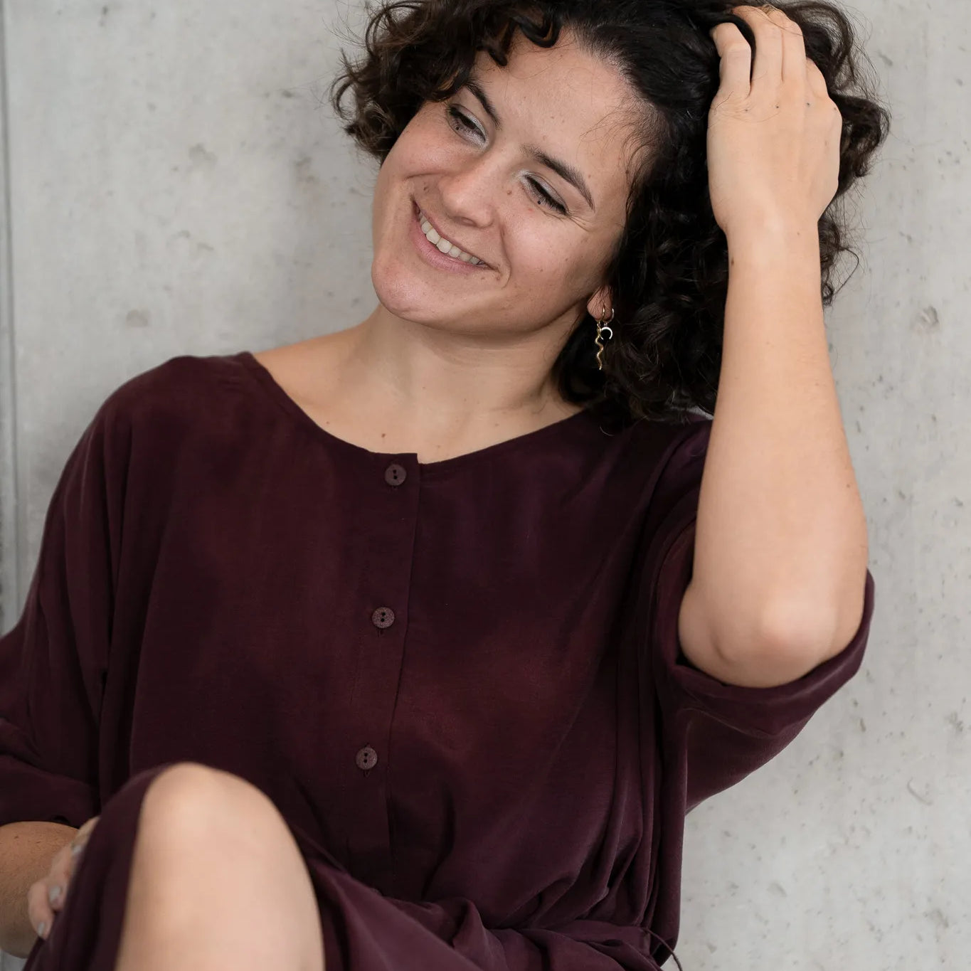 Kleid in dunkelrot, getragen von schwarzhaarigem Model, aus veganer Seide "Cupro"