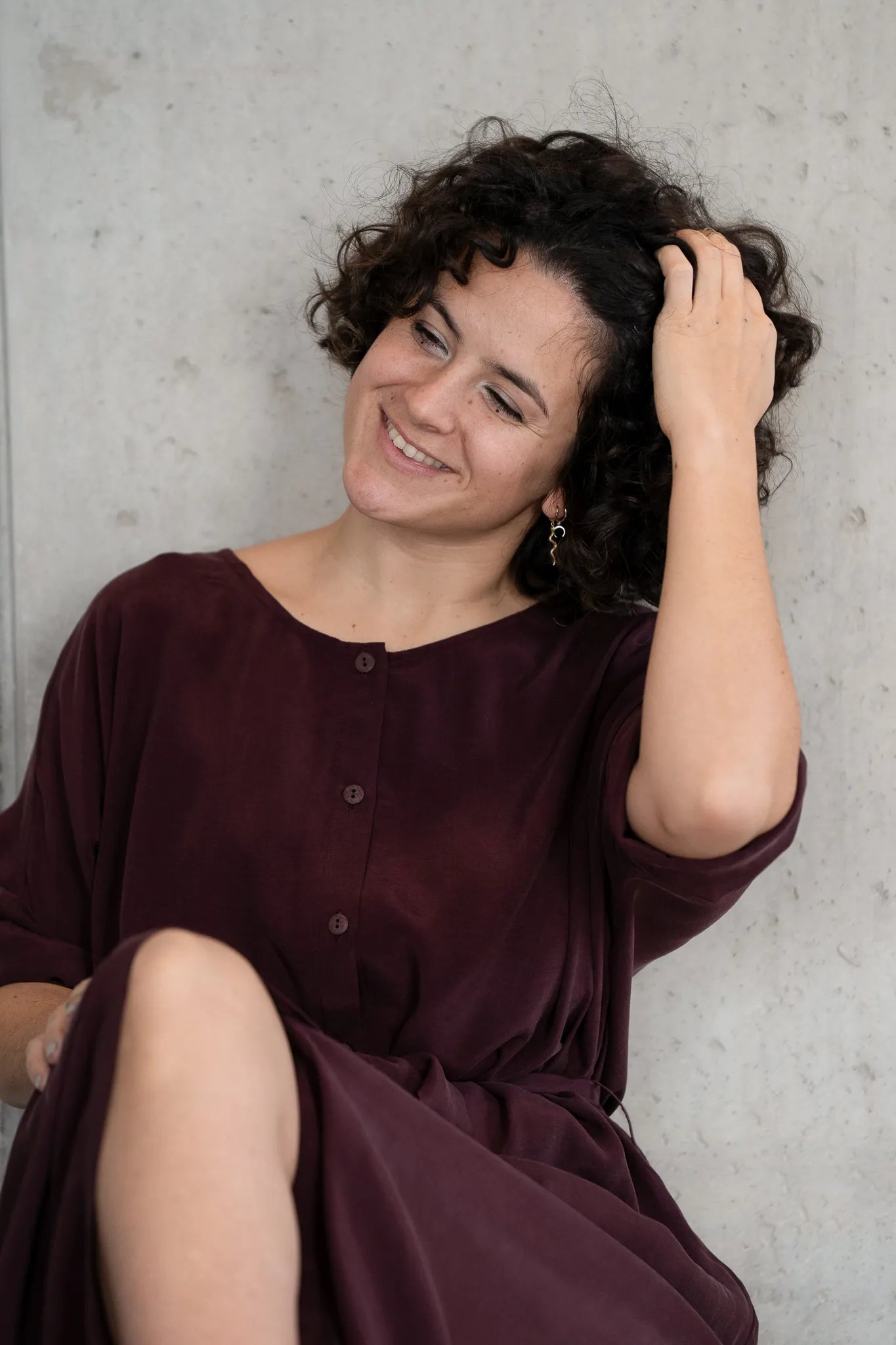 Kleid in dunkelrot, getragen von schwarzhaarigem Model, aus veganer Seide "Cupro"