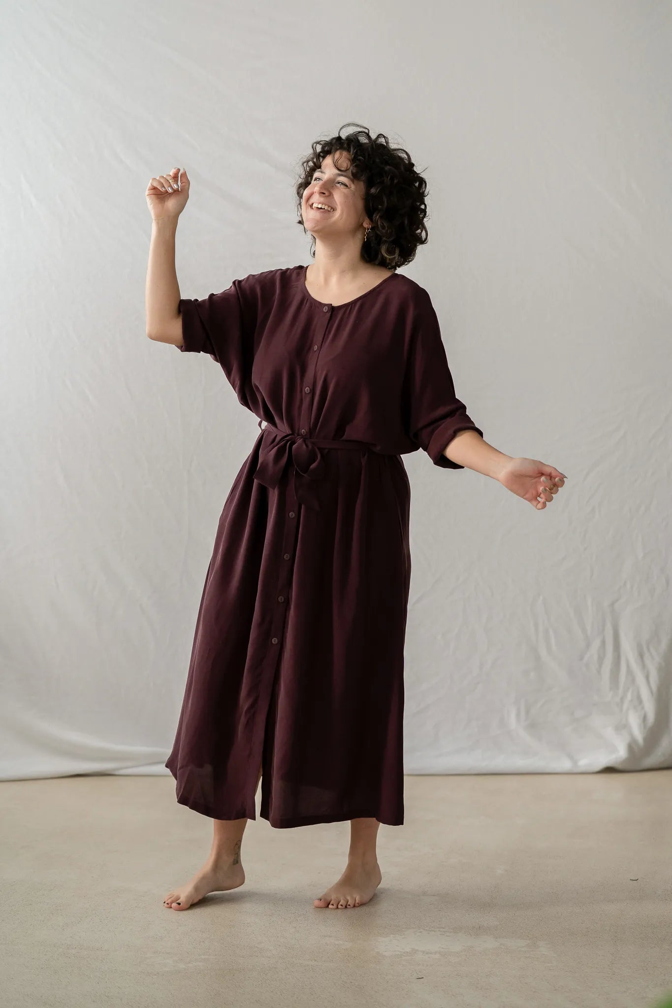 Komplett Ansicht von "Kim" dem Kleid aus veganer Seide von thoughts of september in Aubergine