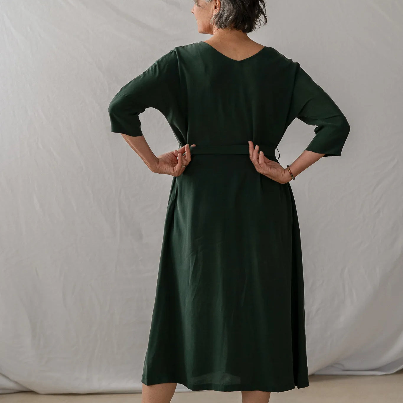 Rückenansicht von langem Kleid Kim in Dunkelgrün