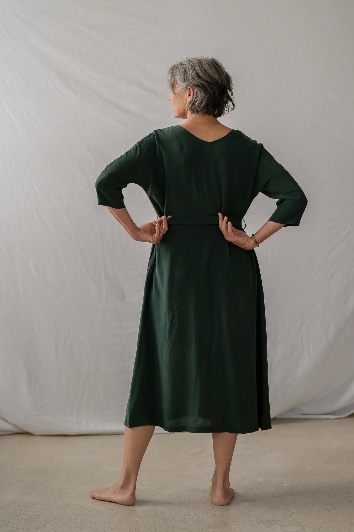 Rückenansicht von langem Kleid Kim in Dunkelgrün