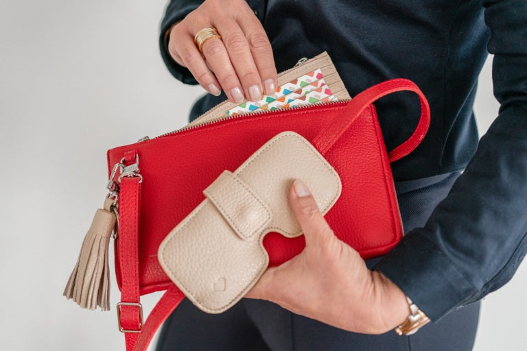 das Bild zeigt eine Handtasche und ein Brillen Etui