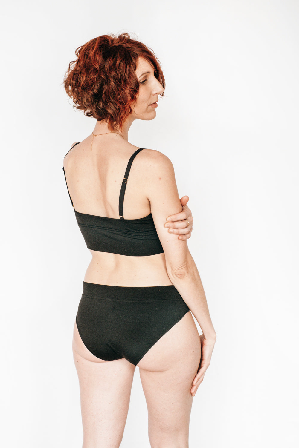 La personne porte Slip et Bralette en TENCEL™ durable