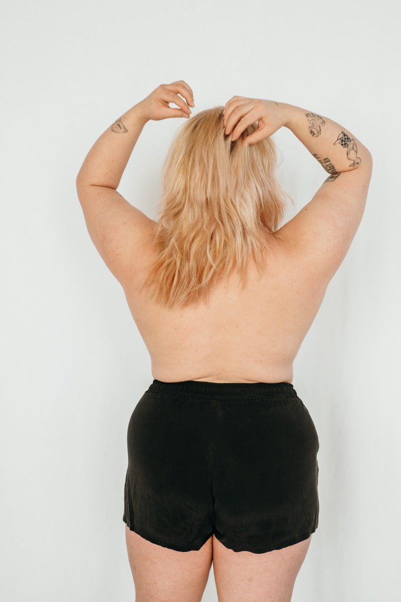 Le modèle plus size porte le short court Kat de thoughts of september.