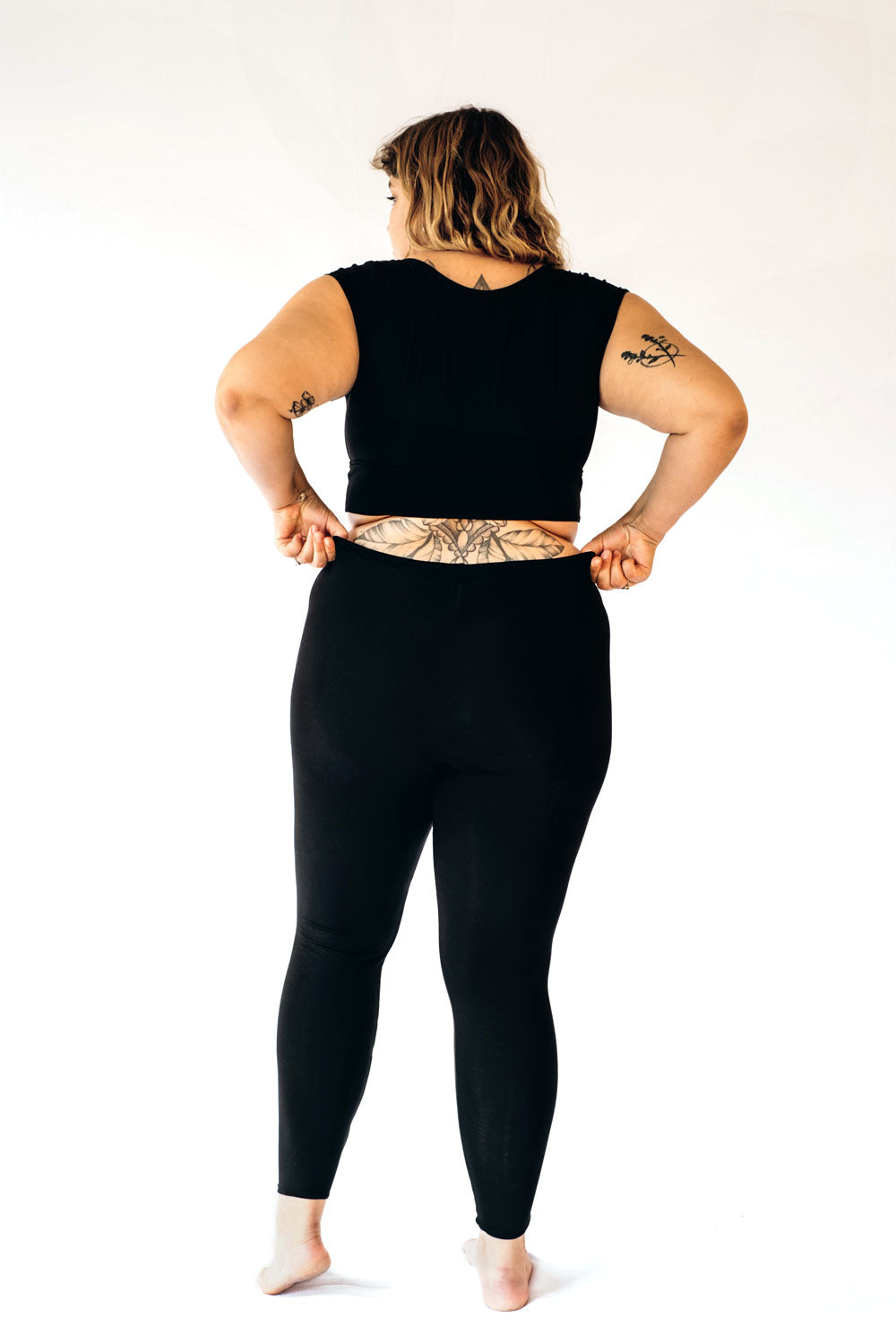 Leggings in sustainable TENCEL™ worn by plus size model